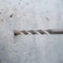 LUX Hammerbohrer SDS-Plus bohrt Loch in Betonwand. 6 mm Durchmesser.