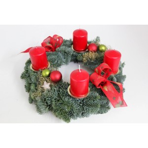 Adventskranz mit 4 roten Kerzen, Tannengrün, Schleifen und Kugeln, Durchmesser 35 cm.