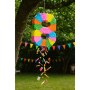 Bunte Pinata in Form der Zahl 8 hängt im Garten, Süßigkeiten fallen heraus. Ideal für Geburtstagsparty & Feiern.