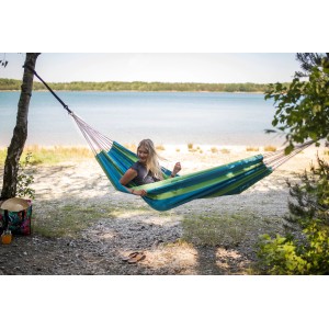 Grüne Amazonas Hängematte Santana: Frau entspannt in der Hängematte im Garten am See.