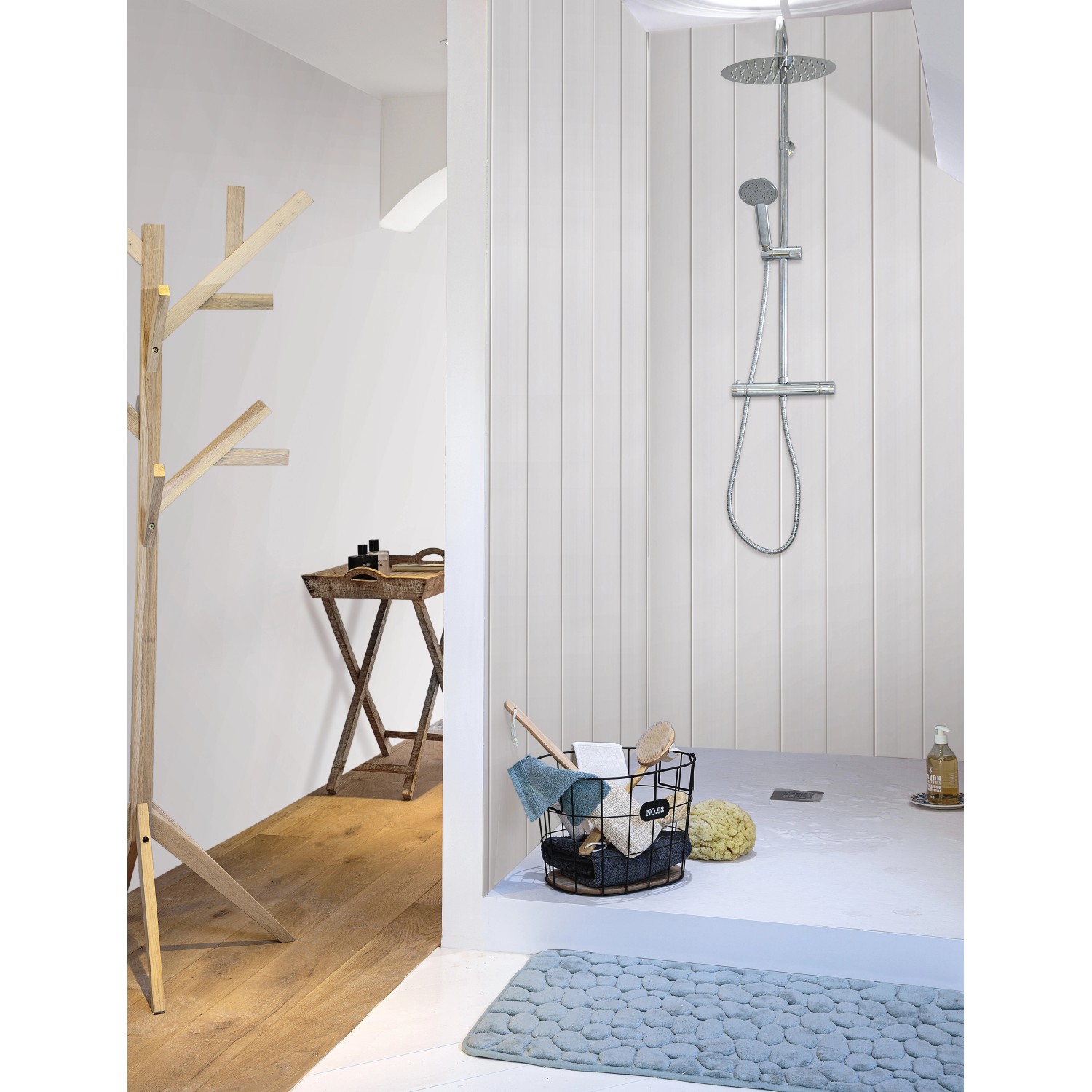 Badezimmer mit weißer Grosfillex Wandverkleidung Exapan Green Line 2000, Dusche und Deko.