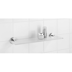 Wenko Glas Wandablage Bosio aus Edelstahl, mit Pflegeprodukten auf weißen Fliesen.