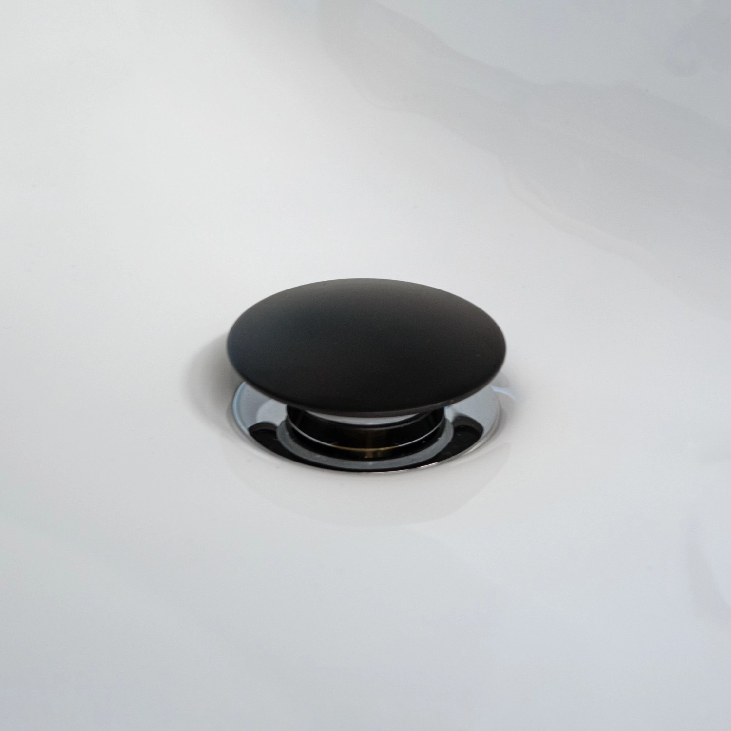 Detailaufnahme: Mattschwarzer Ablaufstopfen der Schöner Wohnen Kadia Waschtischarmatur.