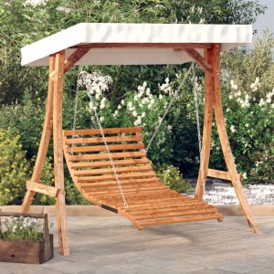 vidaXL Hollywoodschaukel aus Fichte mit Teak-Finish und Dach im Garten.