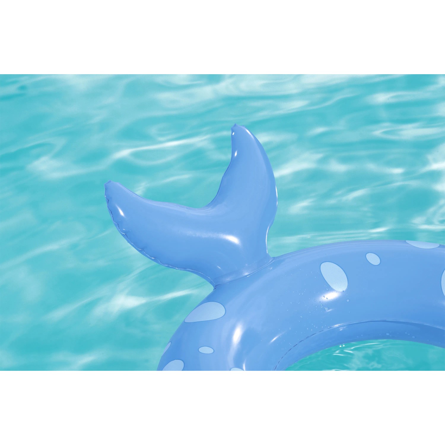 Blauer Bestway Schwimmring im Tierdesign mit Walflosse im Wasser.
