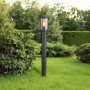 Globo Außenleuchte Gracey, 100cm, Edelstahl schwarz matt, mit rauchfarbenem Glas im Garten.