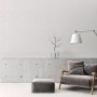 Helle Wohnraum-Szene mit AS-Creation Vliestapete Meistervlies Textiloptik in Weiß an der Wand.