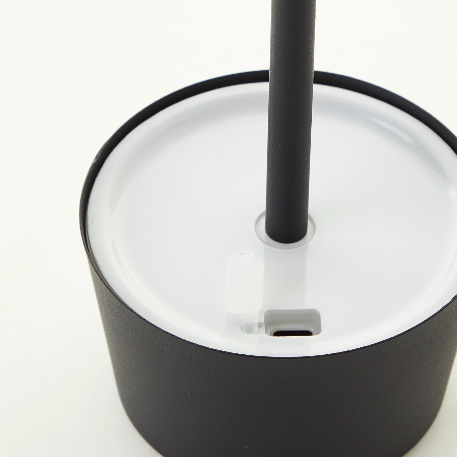 Detailaufnahme der schwarzen Akku-Tischleuchte Jona von Brilliant, geeignet für den Innen- und Außenbereich.