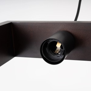 Detailaufnahme der Sollux Lighting Pendelleuchte Aries Wenge mit E27 Fassung im Holzrahmen.