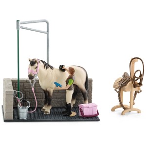 Schleich Horse Club Waschplatz Spielset mit Pferd, Reiterin, Waschstation und Sattelhalter.