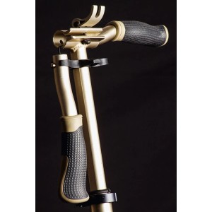 Detailaufnahme des Six Degrees Aluminium Scooters in Gold mit Fokus auf Lenker, Griffe und Klappmechanismus.