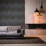 Wohnzimmer mit dunkler Barock Vliestapete mit Ornamenten in Schwarz und Dunkelgrau.