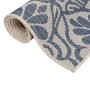 Gerollter vidaXL Outdoor-Teppich Flachgewebe mit blauem Blattmuster auf hellem Grund. Robuster Teppich für Terrasse.