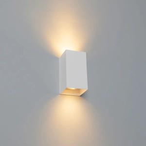 Weiße, moderne QAZQA Wandleuchte Sabbir für Innenräume. Quadratisches Design, ideal für Flur oder Wohnzimmer.