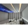 Raum mit Colortree Akustikpaneelen in Champagner-Metall-Optik an Wand und Decke.