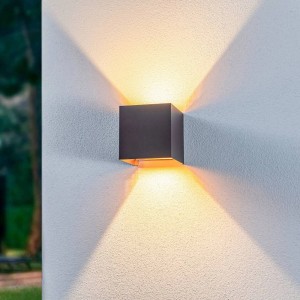 Moderne, schwarze Lindby LED Außenwandleuchte Nivar aus Metall, spritzwassergeschützt und warmweiß leuchtend.