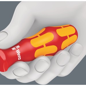 Wera isolierter Kreuzschlitz-Schraubendreher PZ1, roter Griff mit gelben Markierungen in einer Hand.