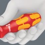 Wera isolierter Kreuzschlitz-Schraubendreher PZ1, roter Griff mit gelben Markierungen in einer Hand.