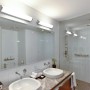 Badezimmer mit Osram LED-Leuchtstofflampen G13 Röhren in Kaltweiß über Spiegel und Dusche.