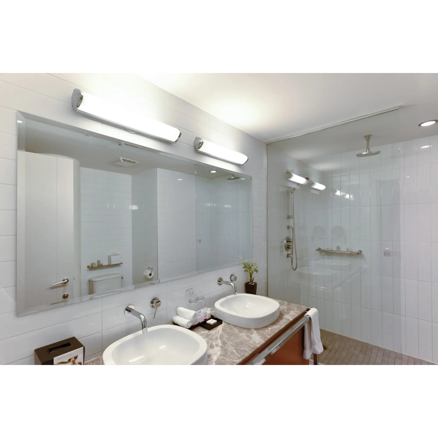 Badezimmer mit Osram LED-Leuchtstofflampen G13 Röhren in Kaltweiß über Spiegel und Dusche.