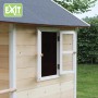 Detailansicht des EXIT Loft 300 Holzspielhauses in Natur mit geöffnetem Fenster.