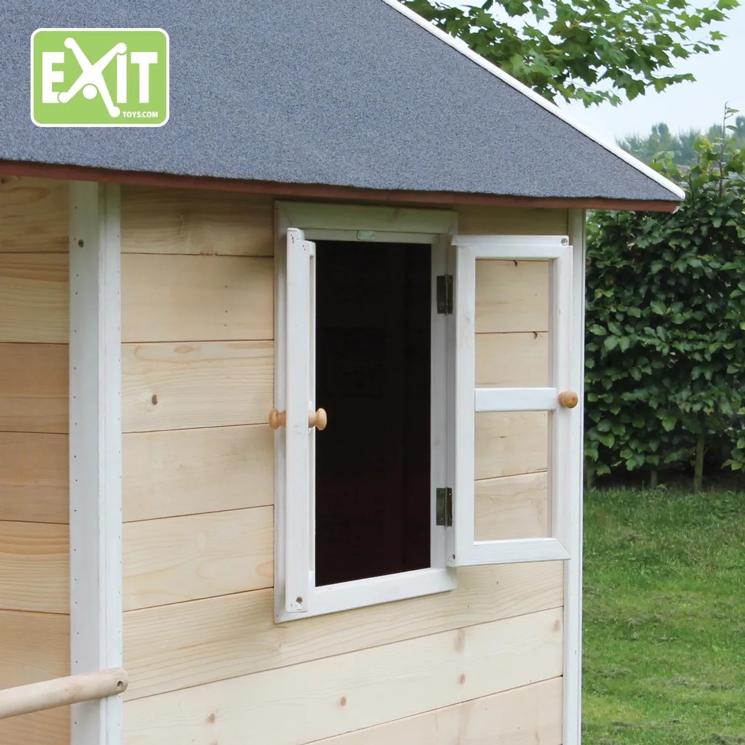 Detailansicht des EXIT Loft 300 Holzspielhauses in Natur mit geöffnetem Fenster.