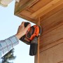 Black+Decker Akku-Exzenterschleifer BDCROS18 im Einsatz beim Schleifen von Holz.