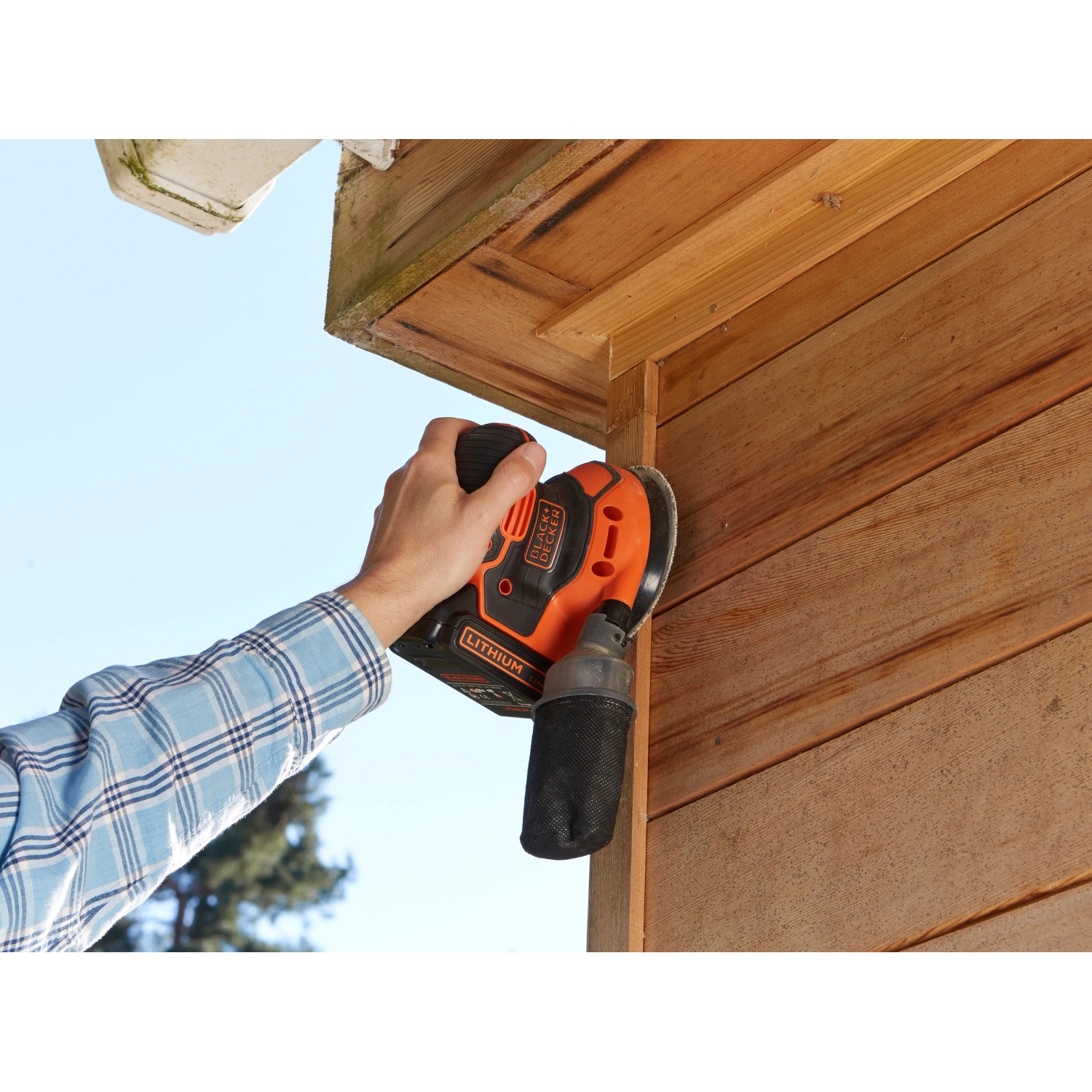 Black+Decker Akku-Exzenterschleifer BDCROS18 im Einsatz beim Schleifen von Holz.