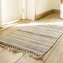Graue Wenko Badematte Sambu (50x80 cm) aus Jute mit Fransen, gestreift. Natürliches Design für Ihr Bad.