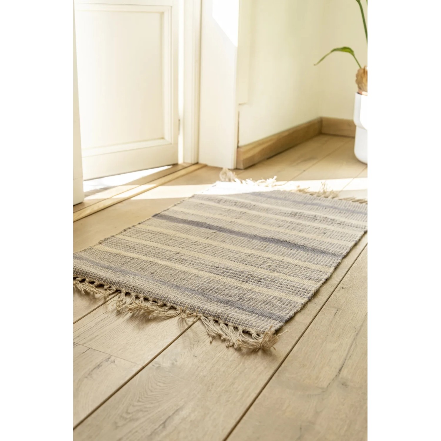 Graue Wenko Badematte Sambu (50x80 cm) aus Jute mit Fransen, gestreift. Natürliches Design für Ihr Bad.