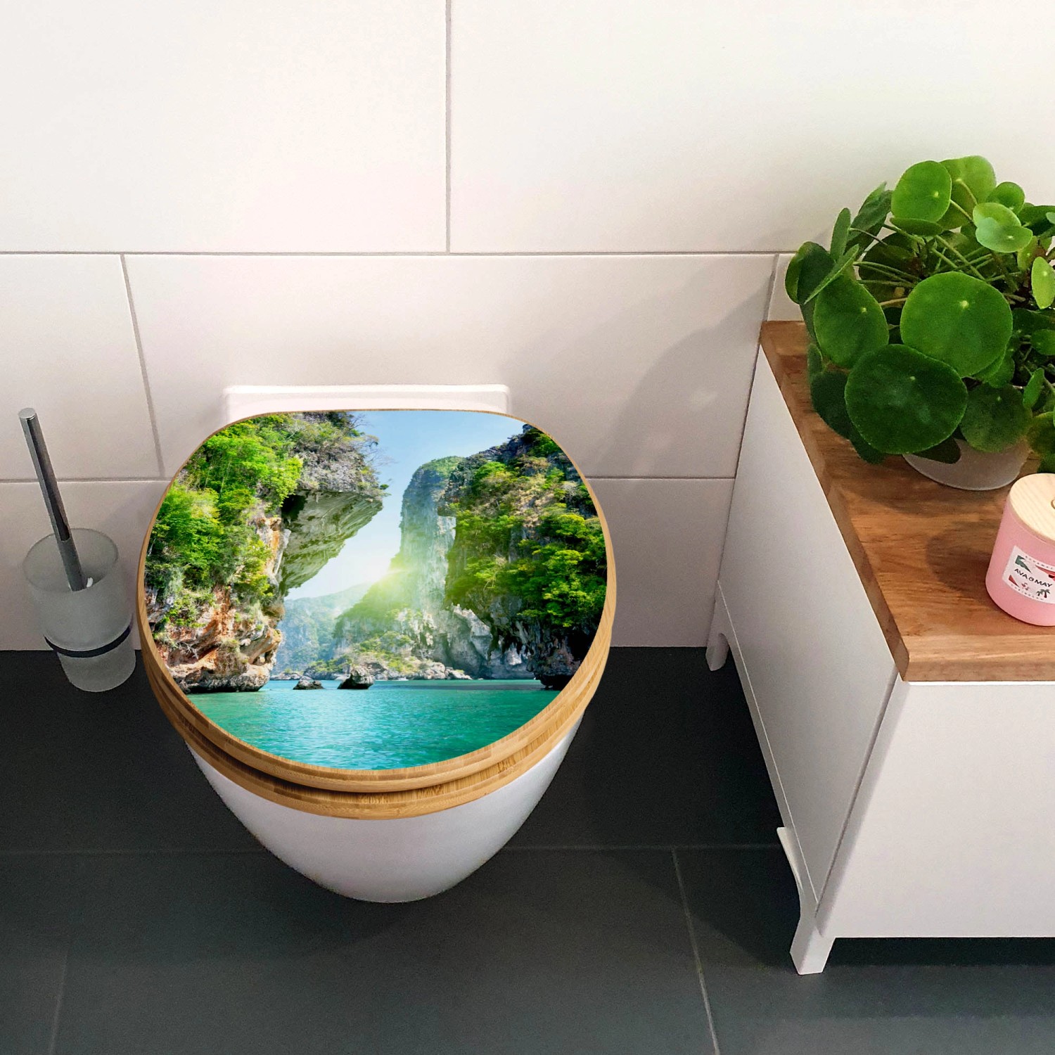 Banjado WC-Sitz Bambus mit Motiv Versteckte Bucht und Absenkautomatik auf einer Toilette.