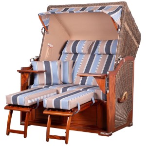 Komplettset: Mahagoni Strandkorb Schaalsee mit grauem PE-Geflecht, Fußstützen und Bistrotischen.