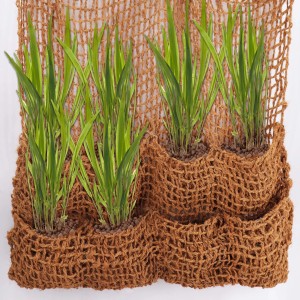 Aquagart Pflanztasche aus Kokosgewebe mit 8 Taschen, bepflanzt mit grünen Pflanzen.