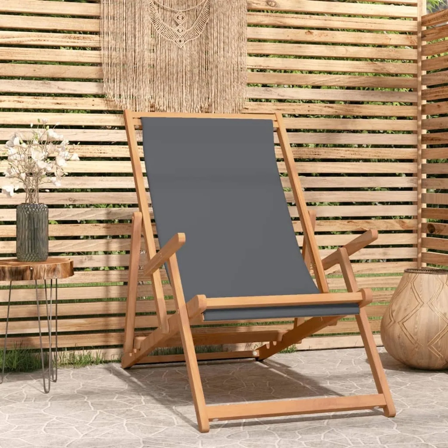 Klappbarer, grauer vidaXL Strandstuhl aus Teakholz für Garten, Strand oder Camping.