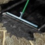Verfugte Pflasterfläche mit MEM Fix-Fertig-Fugenmörtel in Basalt, aufgetragen mit einem Abzieher.