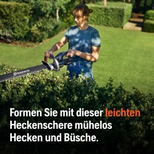 Frau schneidet Hecke mit Husqvarna Akku-Heckenschere Aspire H50-P4A. Leicht, kabellos, präzise.