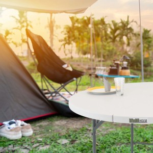TRUTZHOLM Klapptisch, Ø 120cm, weiß, im Camping-Setup mit Zelt und Stuhl.