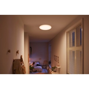 Moderne, runde Philips LED-Deckenleuchte Moire, 10W, warmweißes Licht, montiert in einem Flur.