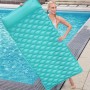 Türkisblaue Bestway Luftmatratze Float'n Roll (213x86cm) am Pool.