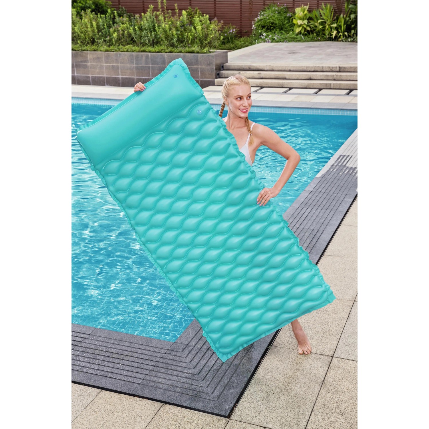 Türkisblaue Bestway Luftmatratze Float'n Roll (213x86cm) am Pool.