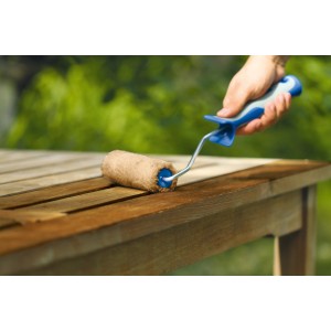 Lasuren-Walze von LUX in Benutzung: Holzlasur auftragen mit Farbwalze, 10 cm breit.