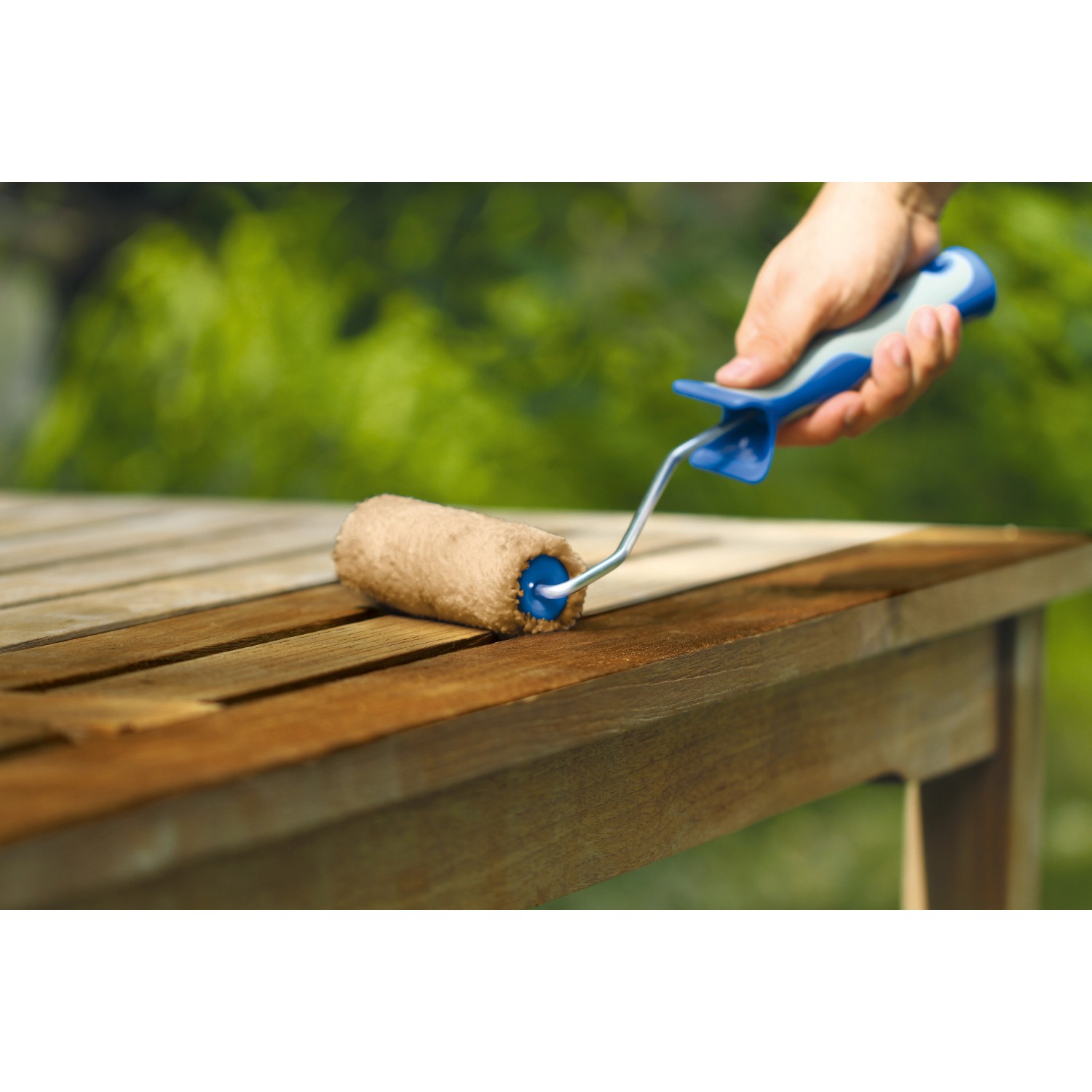 Lasuren-Walze von LUX in Benutzung: Holzlasur auftragen mit Farbwalze, 10 cm breit.