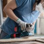 Anwender schleift Holz mit Bosch Expert Schwingschleifer und Schleifblatt C470 K240.