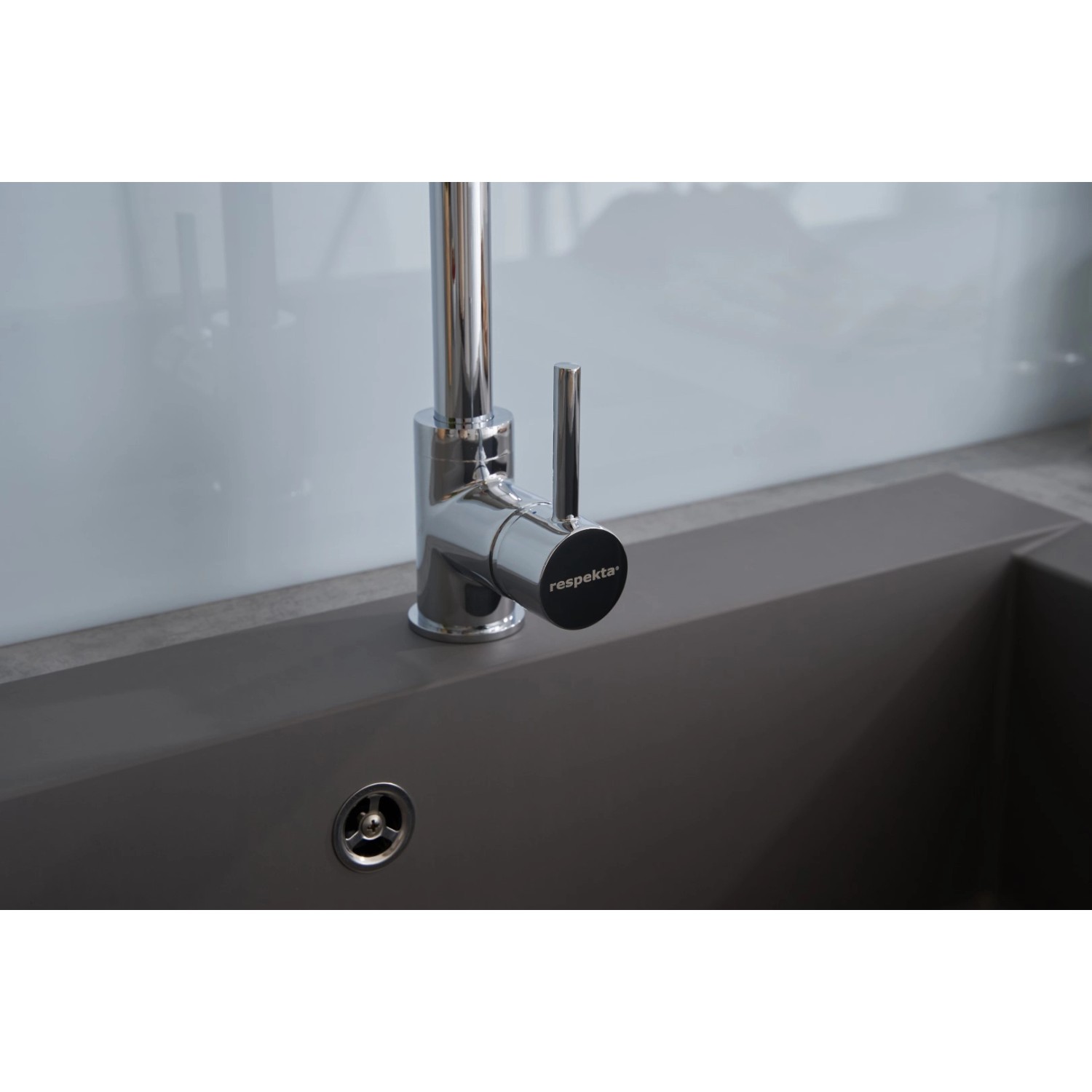 Respekta Einbauspüle Mineralite Ohio, 66 cm, Betongrau mit Armatur.