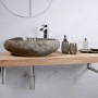 Ovales baliv Aufsatzwaschbecken WBA-7030 aus Naturstein auf Holzplatte mit Armatur und Badaccessoires.