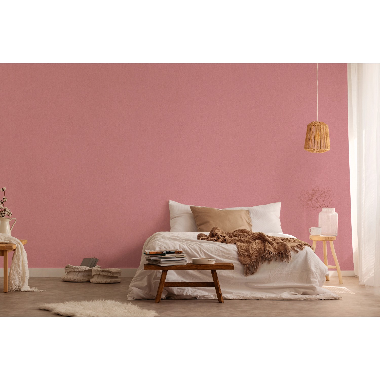 Rosa Vliestapete Uni von A.S. Création im Schlafzimmer, dekorative Tapete für ein gemütliches Zuhause.
