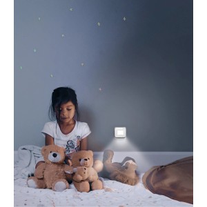 Mädchen im Kinderzimmer mit Osram LED-Nachtlicht Lunetta Hall an der Wand.