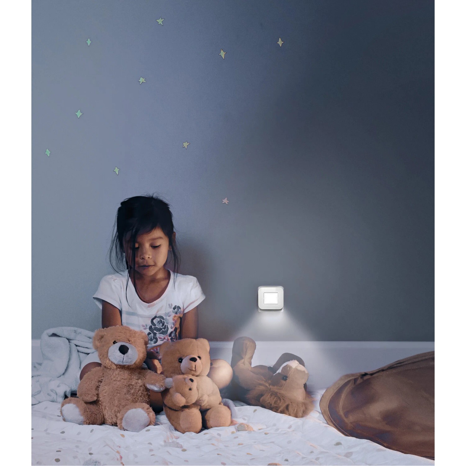 Mädchen im Kinderzimmer mit Osram LED-Nachtlicht Lunetta Hall an der Wand.