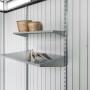 Biohort Regale-Set mit 2 Böden im Gartenhaus, ideal zur Aufbewahrung von Gartenzubehör.