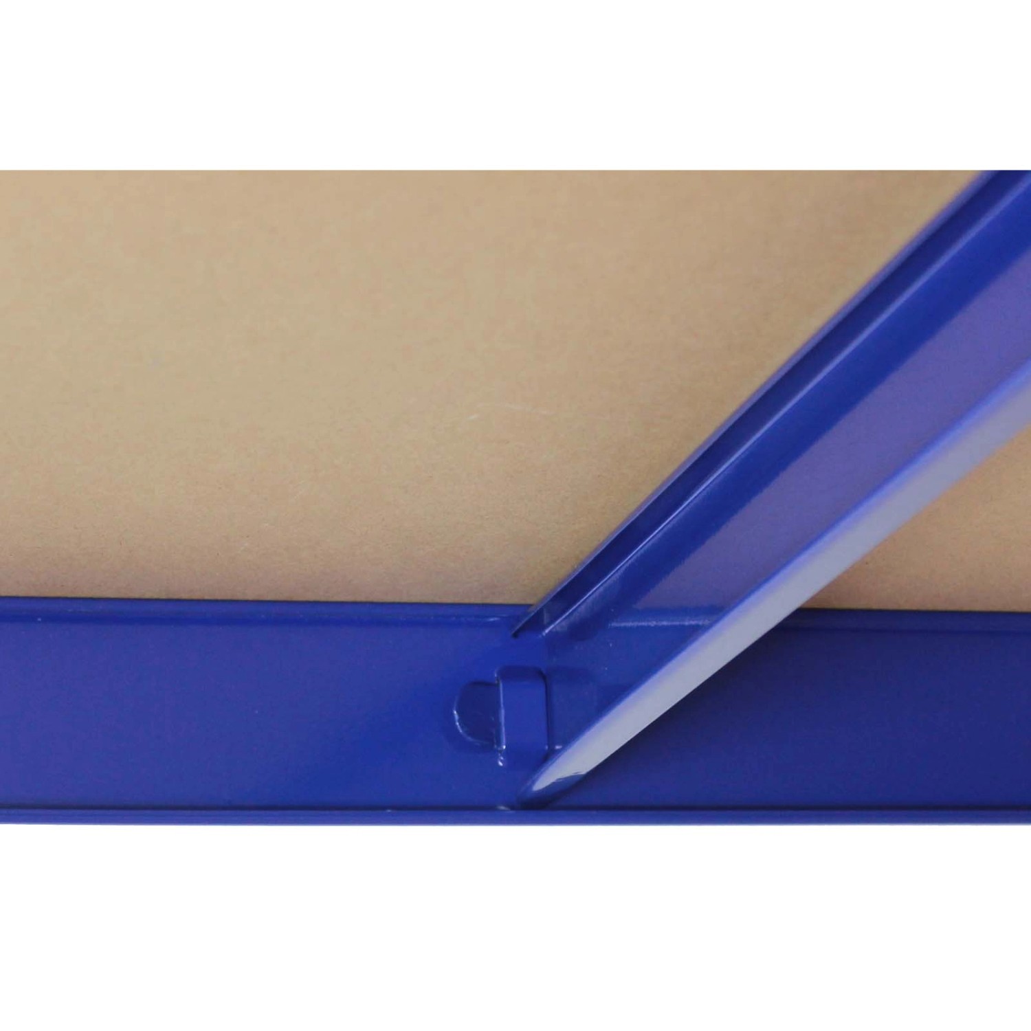 Detailansicht: Blaue Metallstreben und Holzboden des TRUTZHOLM Etagenwagens.